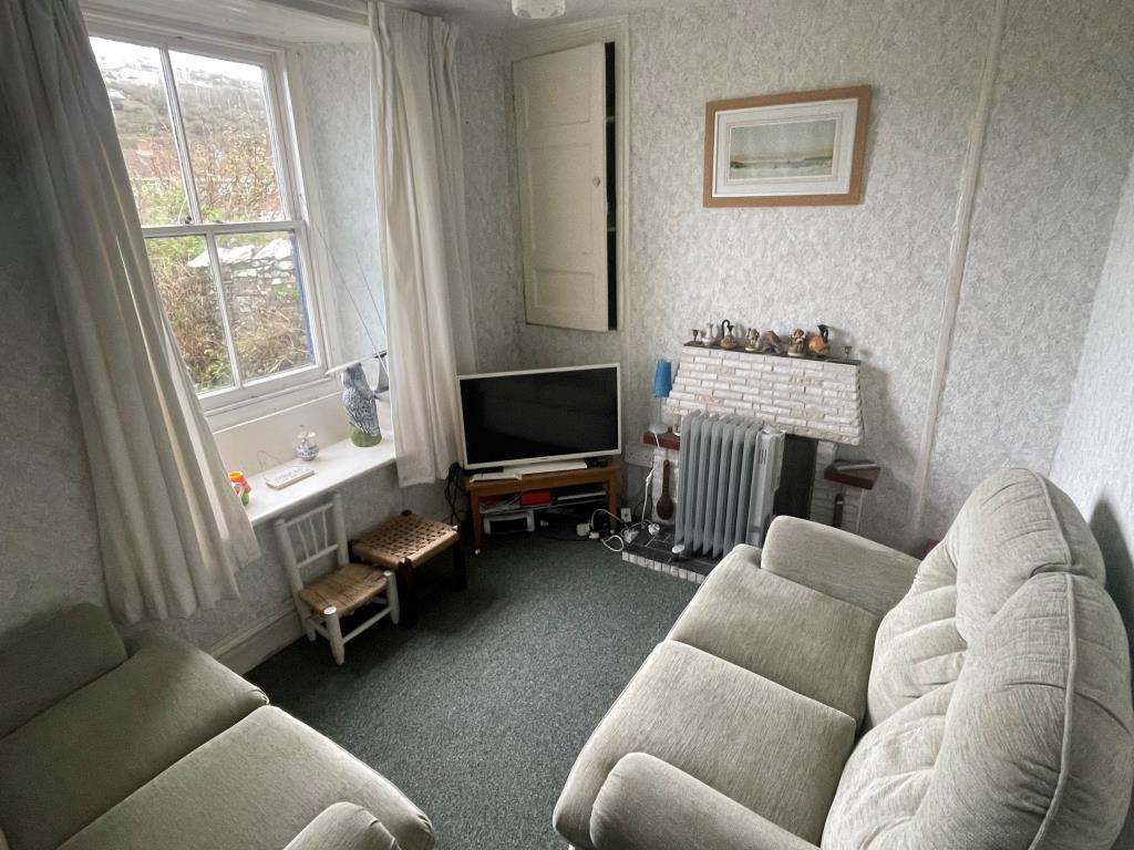 Lot: 78 - CHARACTER COTTAGE FOR IMPROVEMENT IN POPULAR COASTAL VILLAGE - Living room
